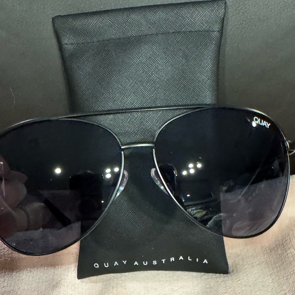 Quay Australia Dark Aviator Sunglasses and case. NWOT - Picture 2 of 2